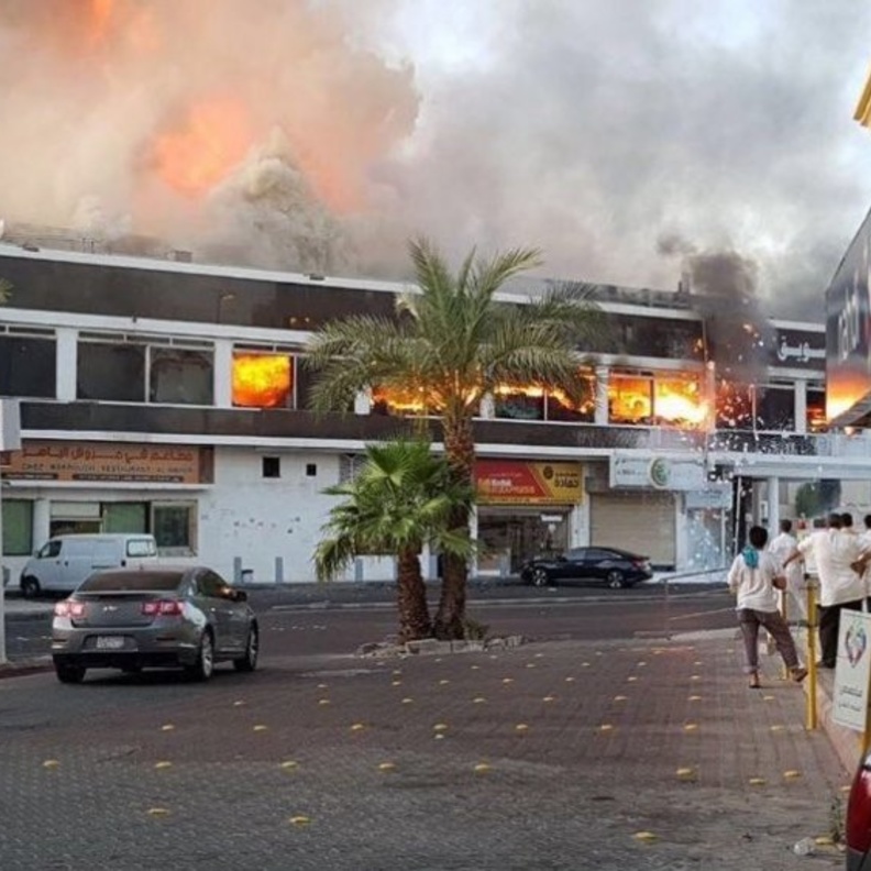 النيران تشتعل في المركز التجاري