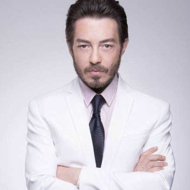 احمد زاهر مع ابنته وزوجته في زفاف ويزو