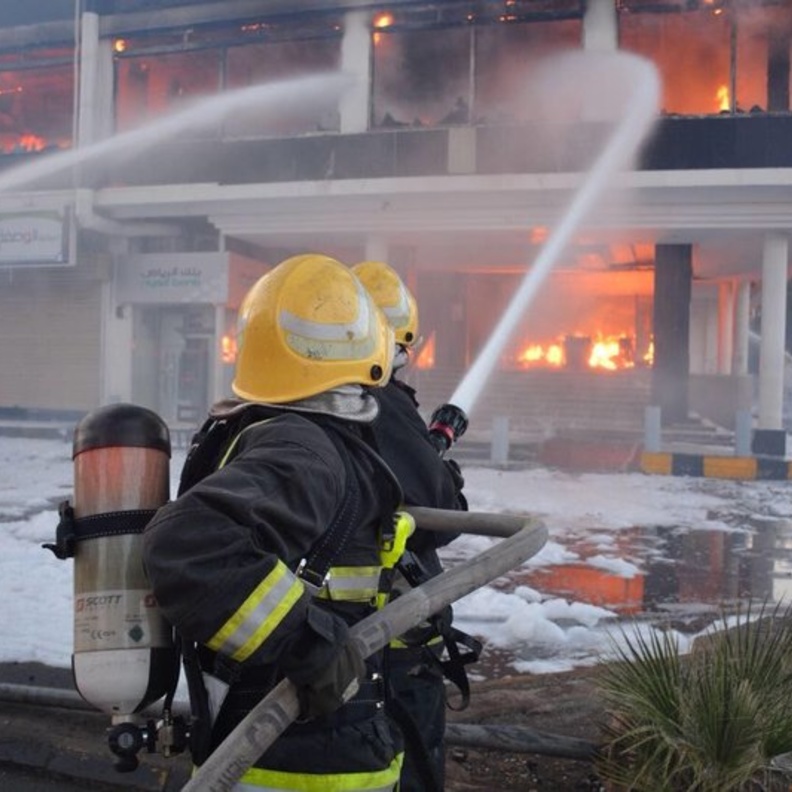 رجال الدفاع المدني يبحثون عن أي ضحايا عالقين في الحريق