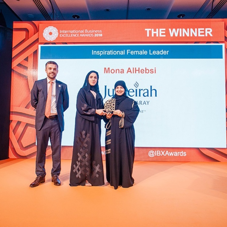 منى الحبسي من جميرا زعبيل سراي تحصد جائزة أفضل قائدة ملهمة