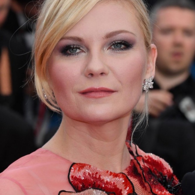 كريستين دانست متألقة بأقراط من أيرين نيويرث Irene Neuwirth