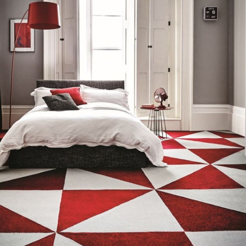 سيراميك أحمر بخطوط بيضاء لأرضية الحمام