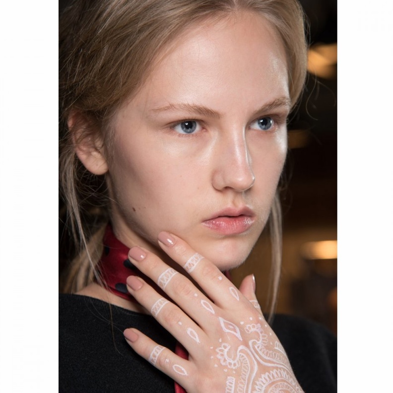 طلاء أظافر نيود مع الرسمات الهندسية الملفتة من ‏‎ Self-Portrait‏