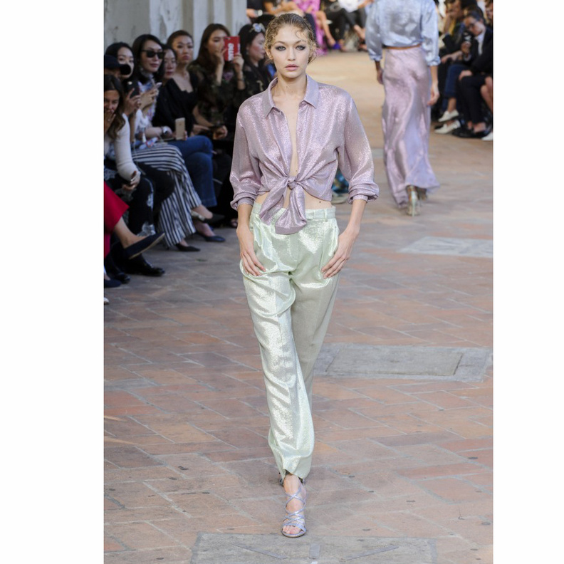 اعتمدي أسلوب ناعم وعصري لسهراتك الرّبيعية