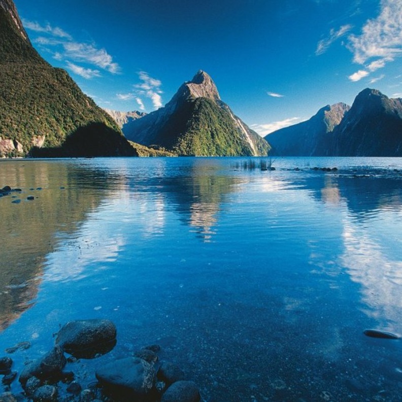 ايسلندا للاستجمام بمياه الينابيع الساخنة خلال شهر العسل