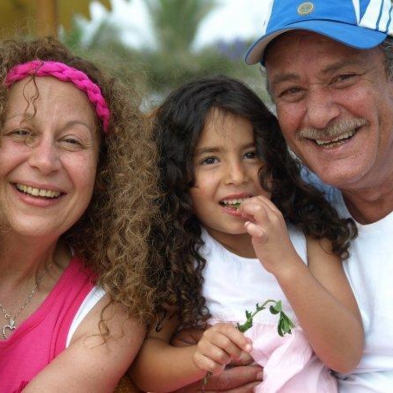 حفيدة أحمد الفيشاوي مع جديها