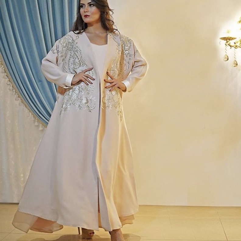 عباية من تصميم Rue Line