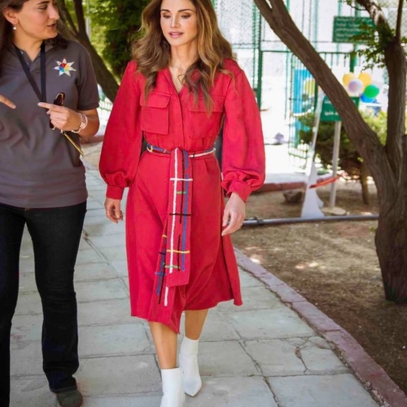 فستان احمر مشع وشبابي من اختيار الملكة رانيا ‏