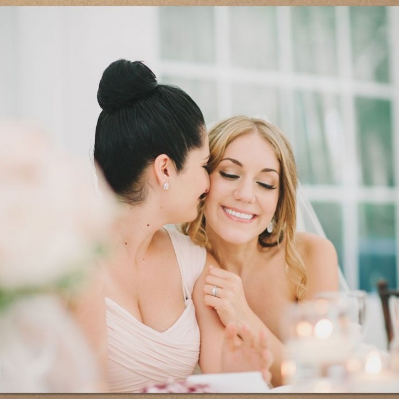 من واجبات و مهام اخت العروس تذكير العروس بتناول الطعام و الاهتمام بصحتها في هذا اليوم المميز