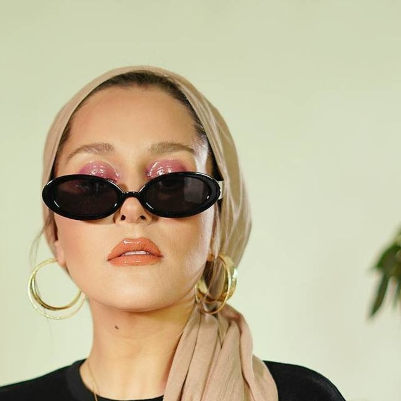 لون راقي اعتمدته صوفيا غودسون مع لفة ناعمة