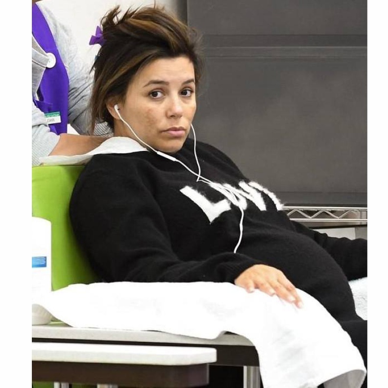 إيفا لونغوريا تبدو في قمة التعب والإرهاق خلال خضوعها لجلسة مساج للرقبة قبل أسابيع قليلة من ولادتها