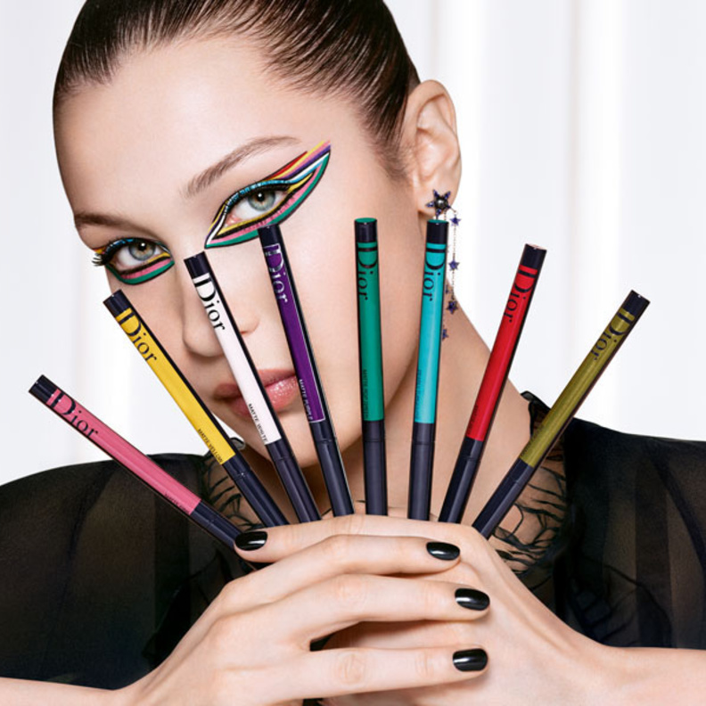 تكشف Bella Hadid المذهلة في الحملة الاعلانية عن عينين مفعمتين بالألوان أكثر روعةً وتأثيراً من أيّ وقت مضى