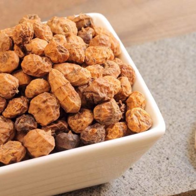 نبات لوز الأرض يعزز الصحة