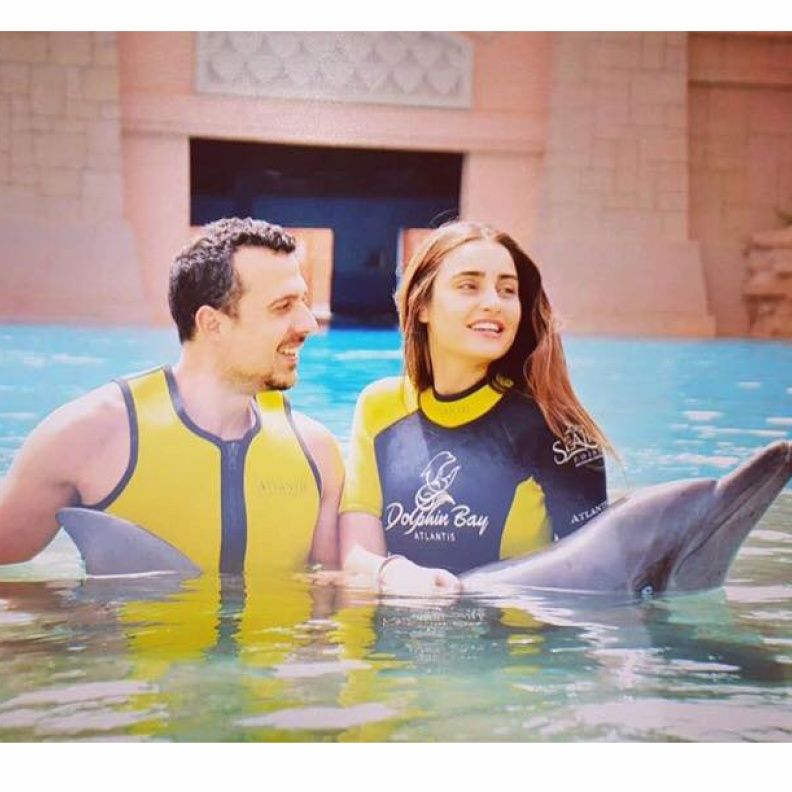 ايميه صياح تحتفل بعيد ميلادها مع زوجها وسط الدلافين في دبي