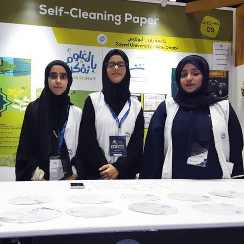 4 طالبات إماراتيات يبتكرن ورقاً «ذاتي التنظيف»