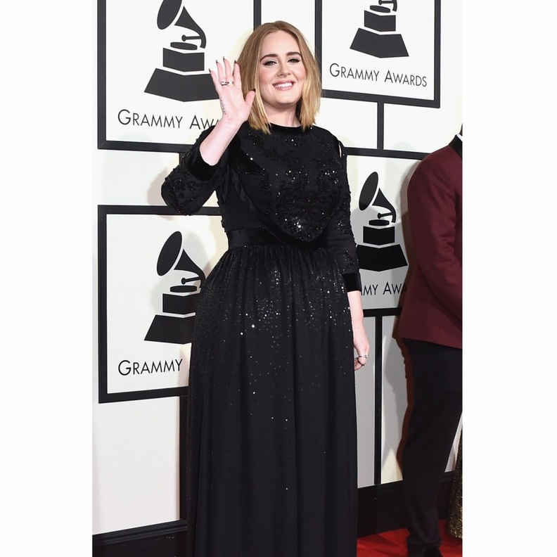 لحفل الغرامي عام 2016 لفتت الانظار بهذا الفستان الاسود من جيفانشي الذي حدد خصرها وناسب قوامها