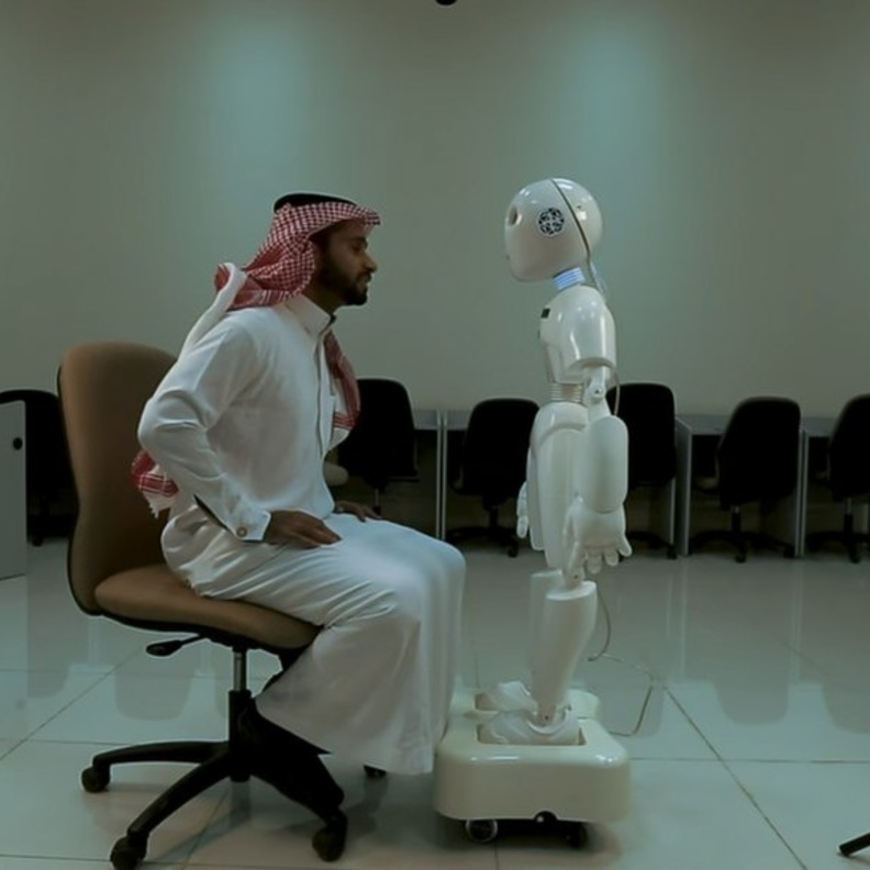 الدكتور فيصل السرهيد يخترع أول روبوت سعودي ناطق بالعربية