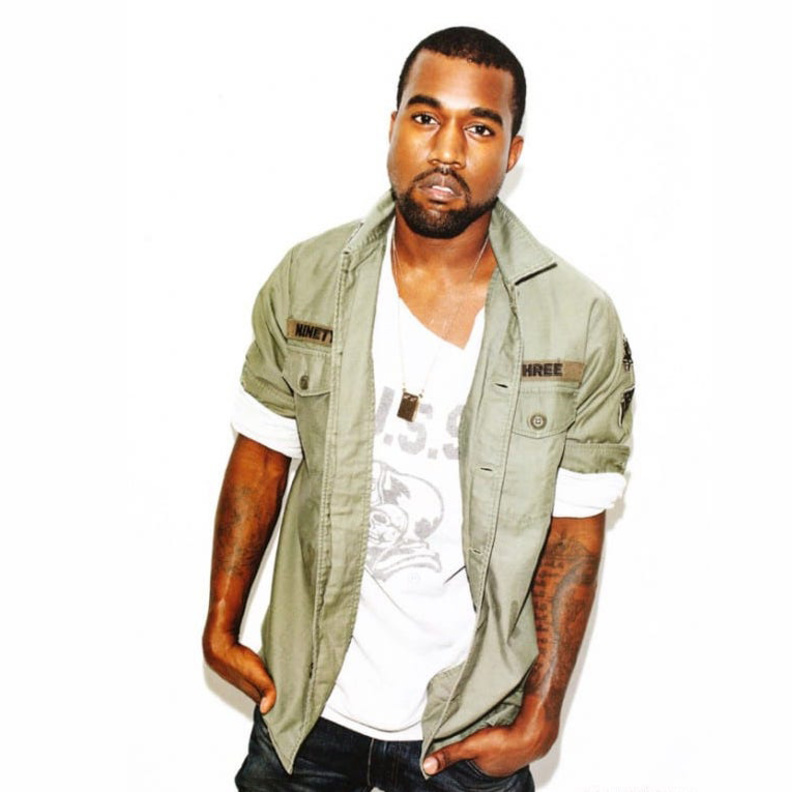 ستايل كاجوال بالجينز الأزرق مع السويتشر المسترخي بأسلوب عفوي