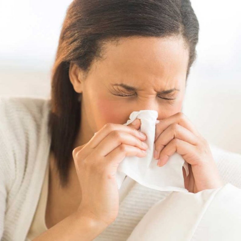  العطس المتكرر من أعراض التهاب الجيوب الأنفية