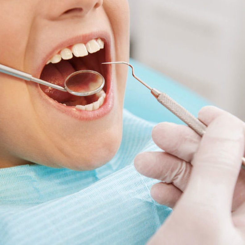 كثرة الضغط بأدوات الأسنان يسبب ألم الضرس