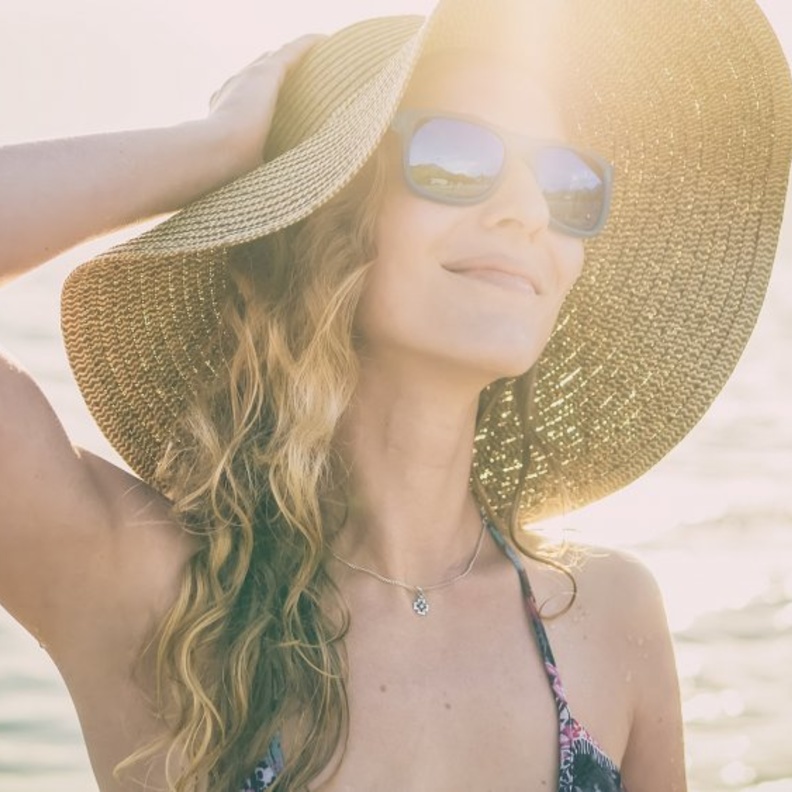 نصائح لحماية الشعر من أشعة الشمس في شهر العسل