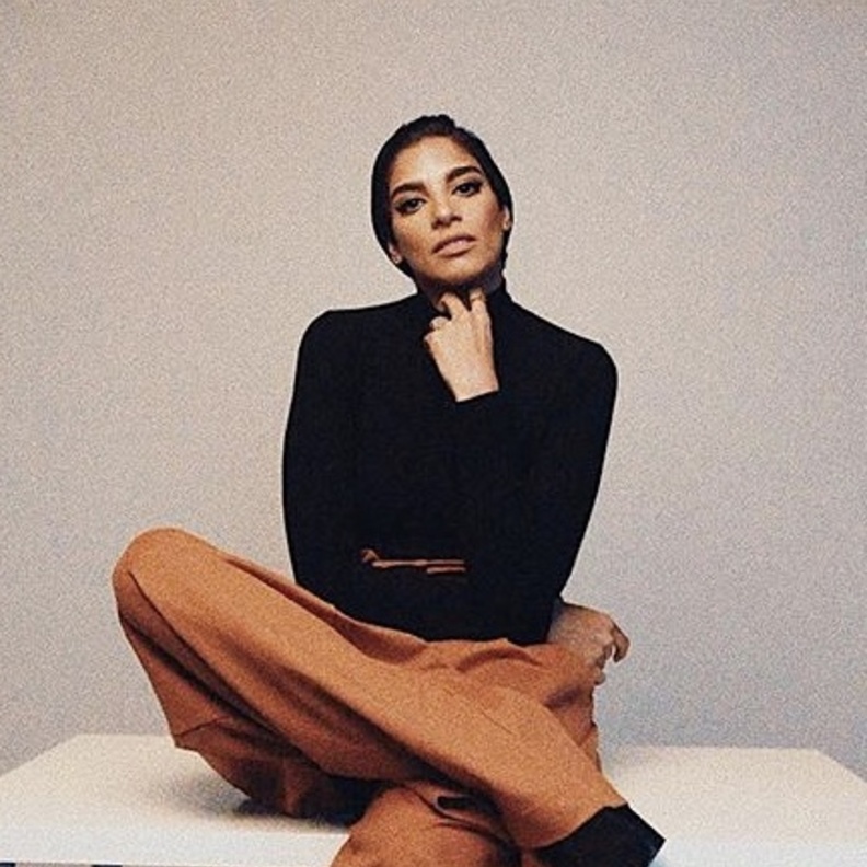 موضة القمصان الواسعة المقلمة مع البنطلون الفضفاض