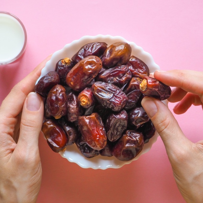 فوائد الافطار على التمر واللبن في رمضان