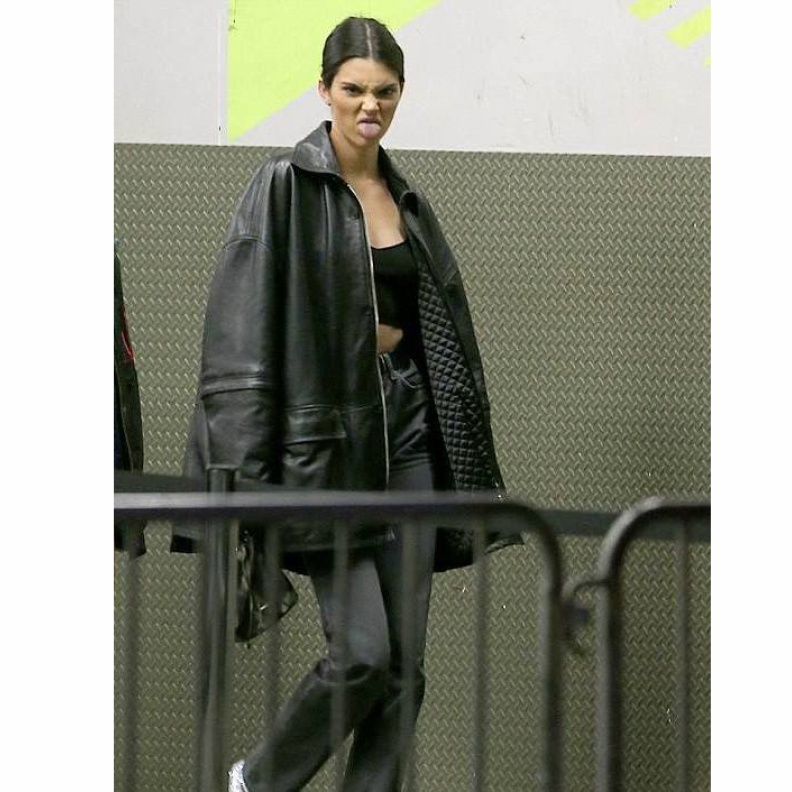 لا نعلم السبب وراء إغاظة كيندال جينر لهذه الدرجة لكنها تبدو ظريفة في جميع الأحوال !