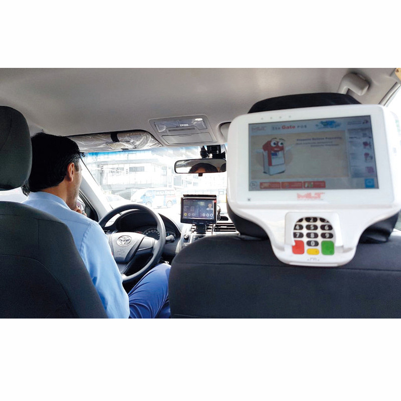مؤسسة تاكسي دبي تركب 50 شاشة داخل المركبات لتقييم السائقين والتفاعل مع الركاب
