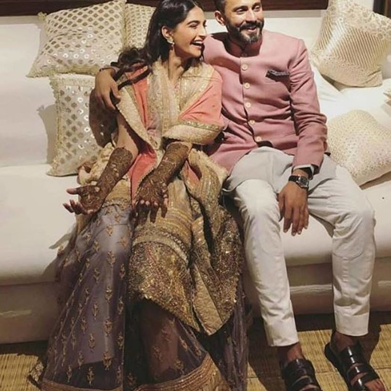 ضيوف حنة سونام كابور بالأبيض