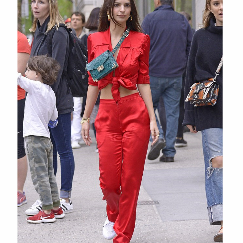 ارتدت ‏Emilia Clarke‏ بنطلون الجينز الضيق مع التوب المريحة والقميص الطويلة