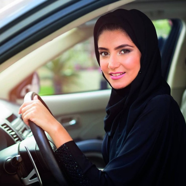 المخالفات المرورية تطبق على الجميع رجال ونساء