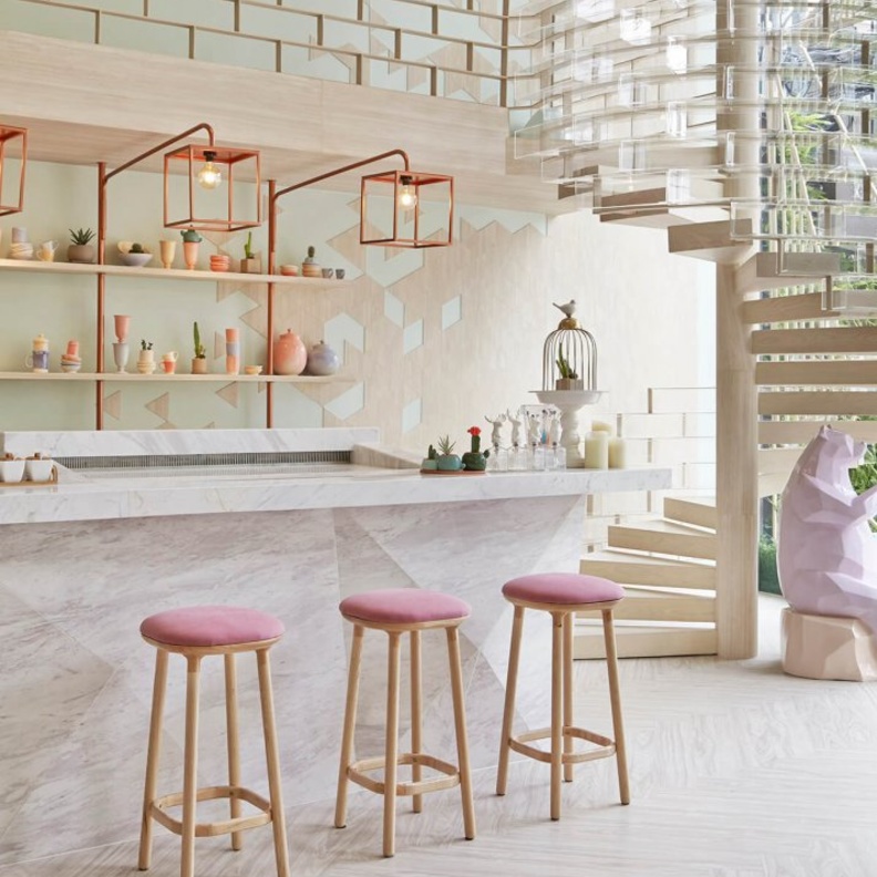 جهاز إنارة ملفت ضمن ديكور المطبخ المودرن