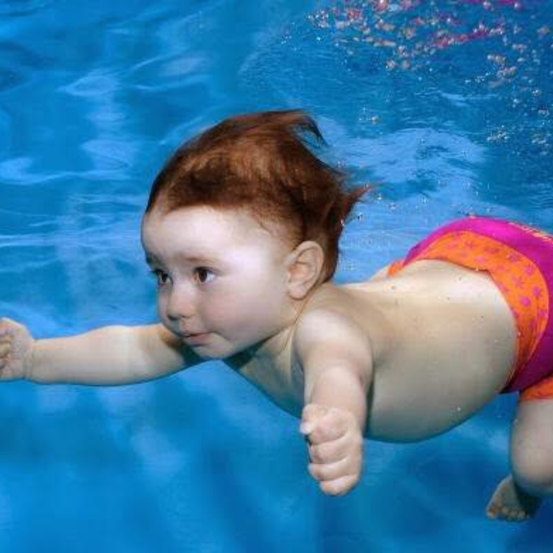 "شرطة أبوظبي" تحذر من مخاطر ترك الاطفال بدون رقابة اثناء السباحة