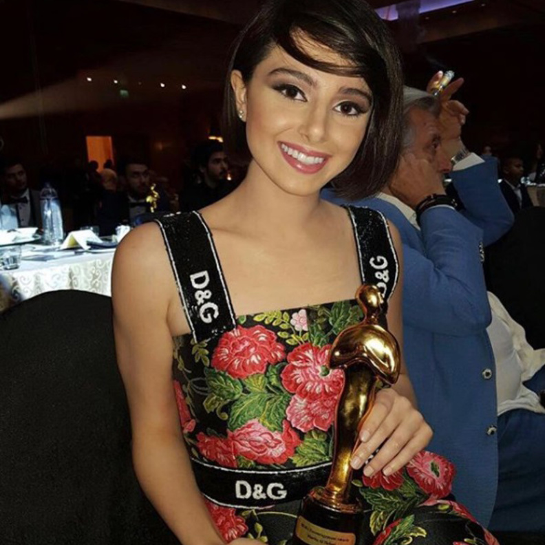 اطلالة لماريتا الحلاني من توقيع دار دولتشي اند غابانا مفعمة بالاناقة والانوثة