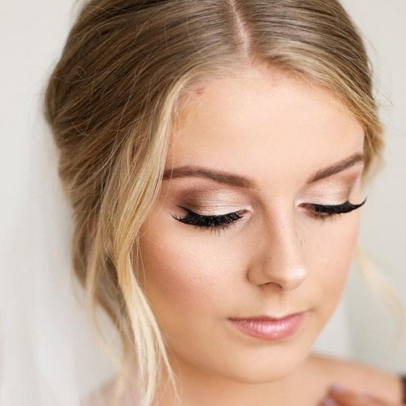 ننصحك بتطبيق الظلال البنية مع الآيلاينر المجنح