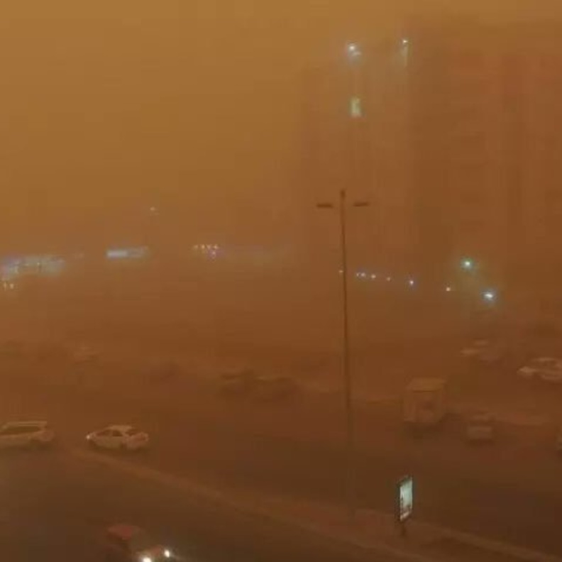 موجة غبار شديدة تجتاح الرياض