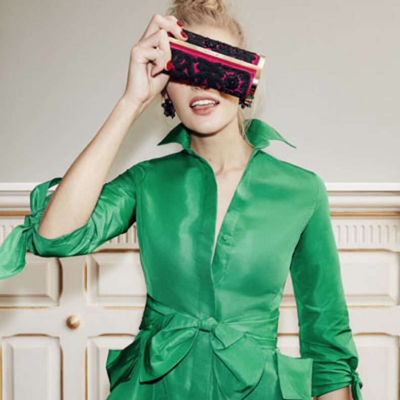 تطلق الدار حقيبة اليد "متروبوليتان إنسينيا كلاتش" Metropolitan Insignia Clutch