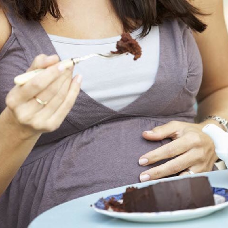 تناول الام الحامل للسكريات يؤثر سلبا على ذاكرة الطفل