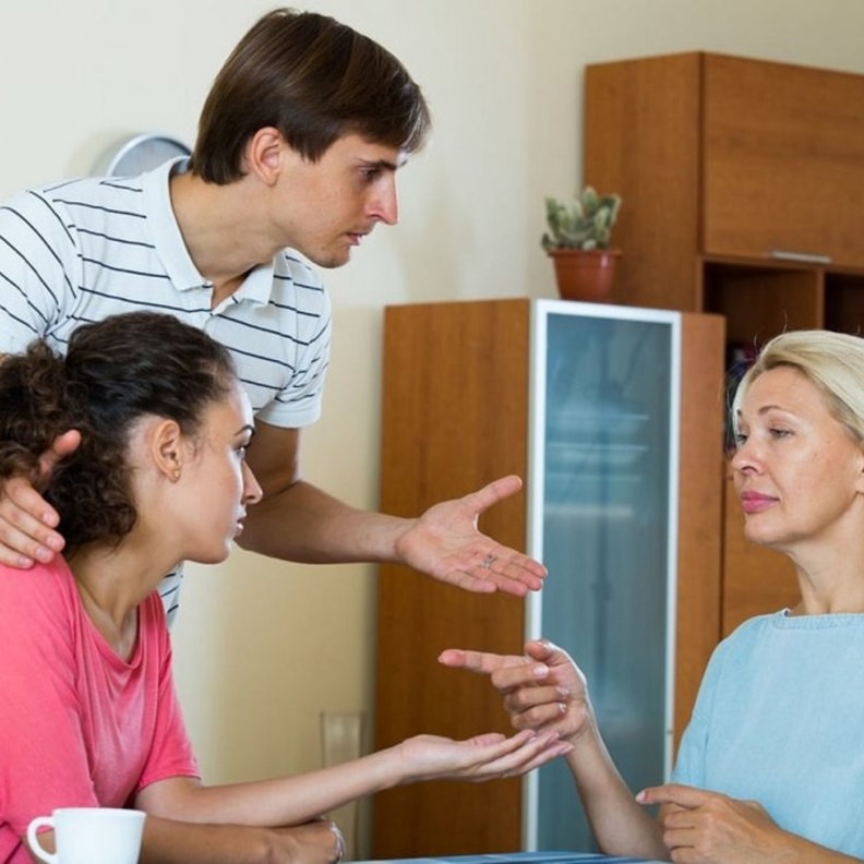 ماذا تفعل الزوجة اذا كانت ام زوجها لا ترضى بها بسبب شكلها