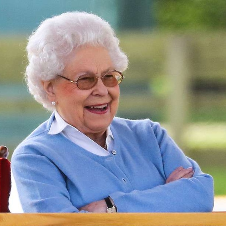 ملكة بريطانيا تتابع سباق رويال وندسور للخيول