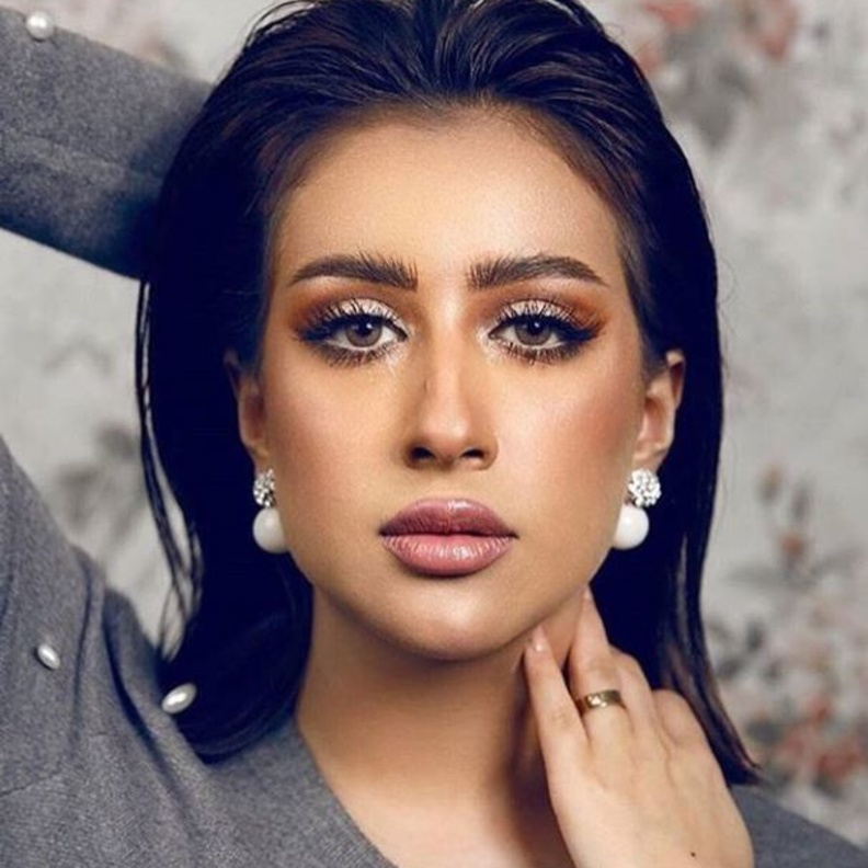 عقيل الرئيسي يرد على الشائعات بتقديمه هدايا لزوجته