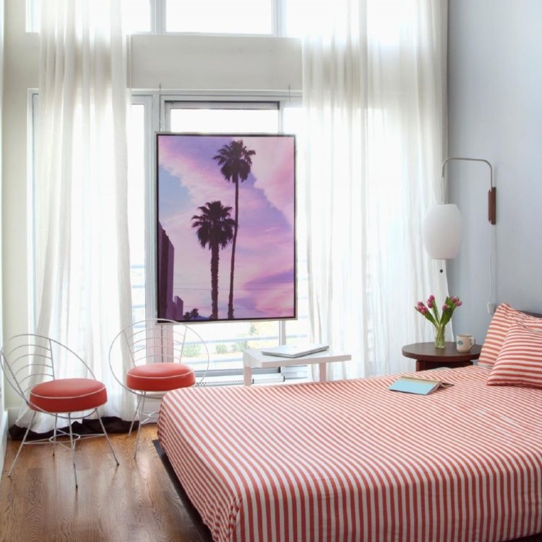 سرير خشبي قابل للطي يتحول لمكتبة للمساحات الصغيرة