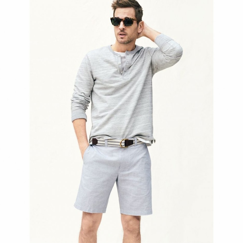 شورت الجينز يعدّ من التصاميم السهلة التنسيق وتليق به القمصان الأنيقة