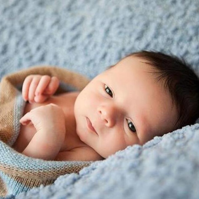 في أي شهر يتم تثبيت وتحديد لون بشرة الطفل الرضيع