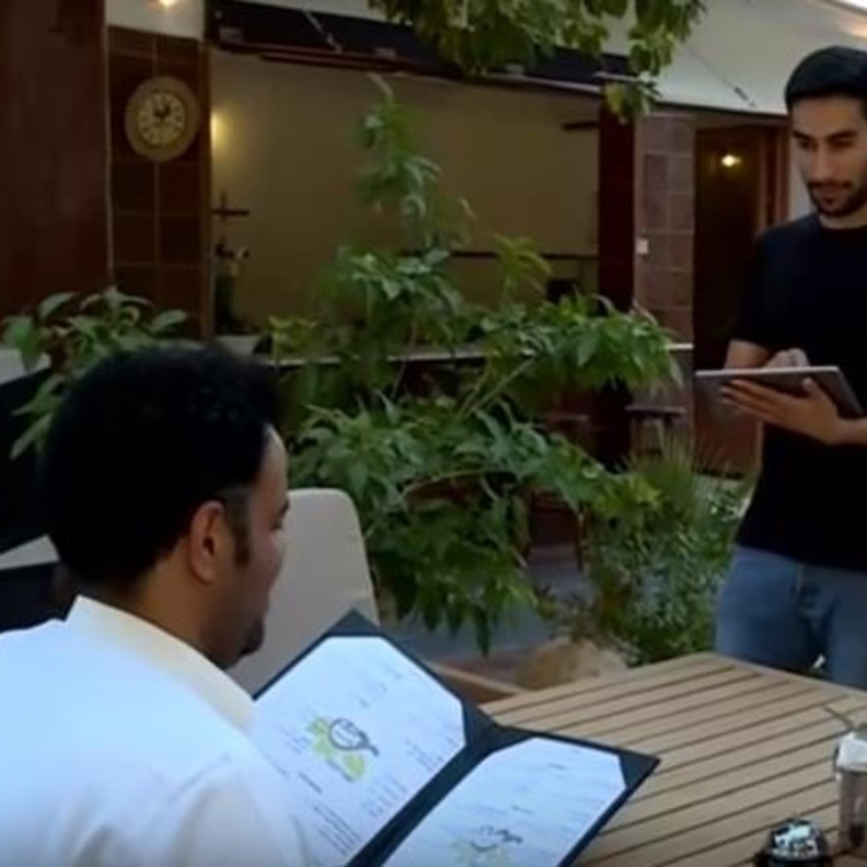 شقيقان سعوديان يحولان مزرعة والدهما إلى مطعم و مقهى ريفي