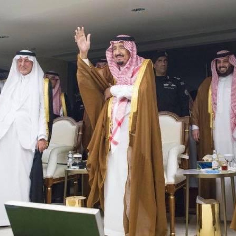 الملك سلمان بن عبدالعزيز يشارك بالعرضة السعودية على منصة ملعب الجوهرة أمس