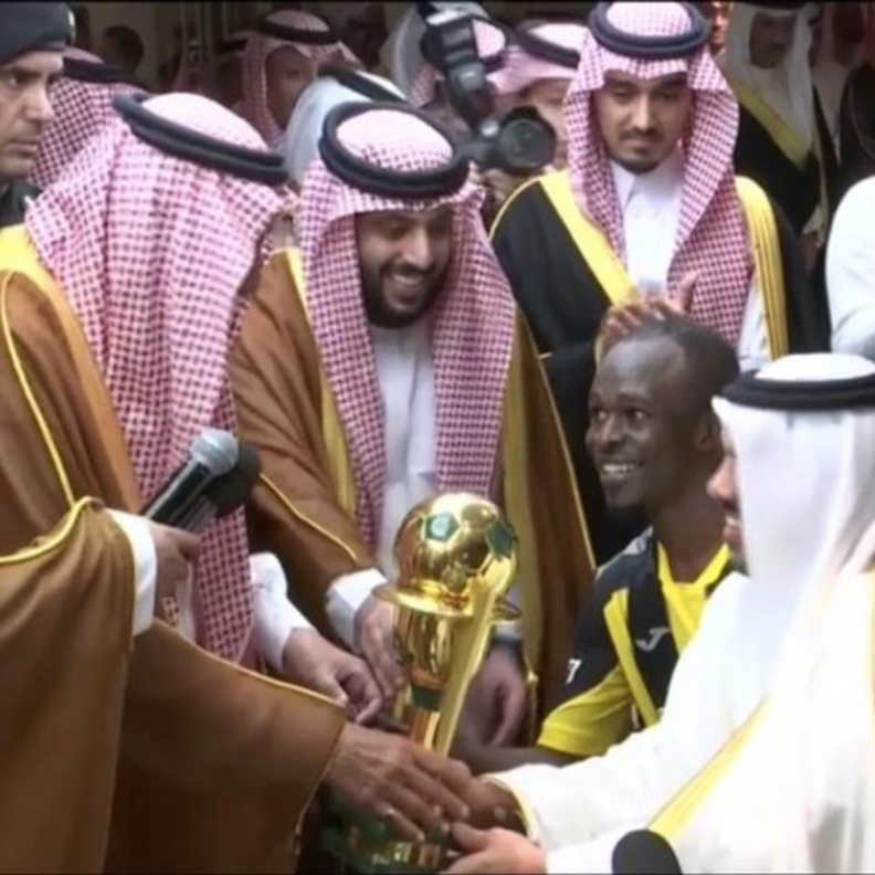خادم الحرمين الشريفين يتوج الاتحاد بـ كأس الملك