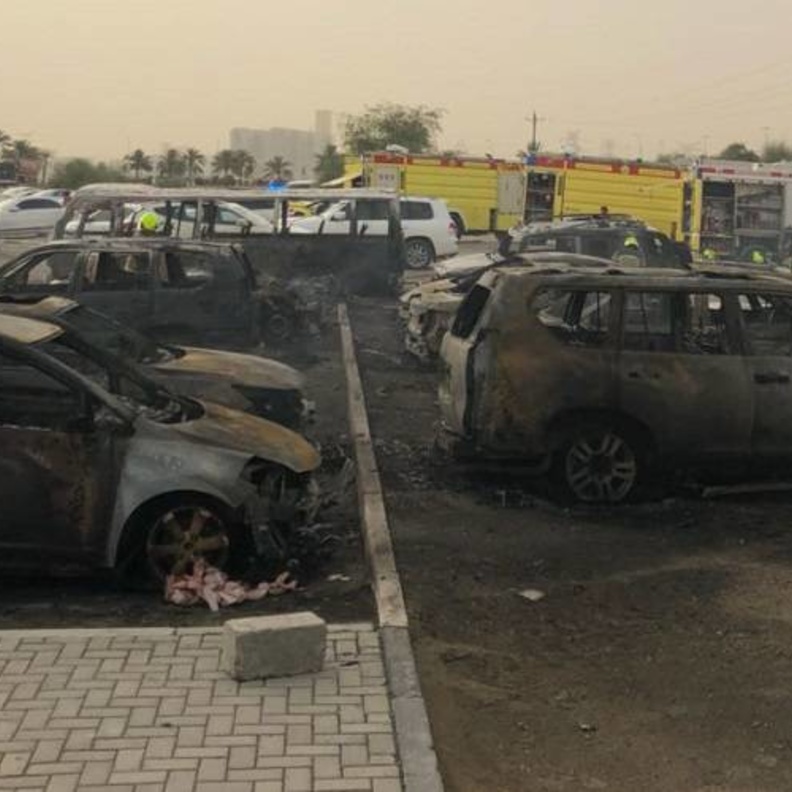 حريق بـ 11 سيارة في مواقف "أوت ليت مول" و"مدني" دبي يسيطر خلال 30 دقيقة 