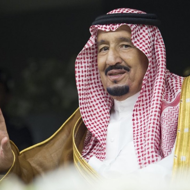 الملك سلمان يؤدي العرضه السعودية